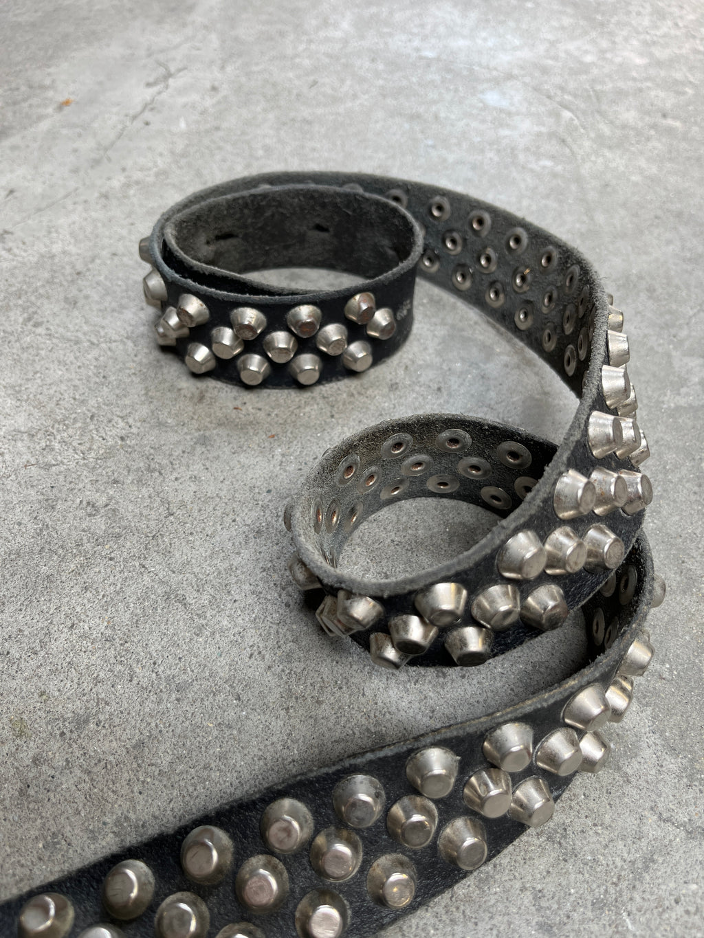 2000S VINTAGE FINE PEWTER FLAMING DICE BUCKLE STUDDED LEATHER BELT