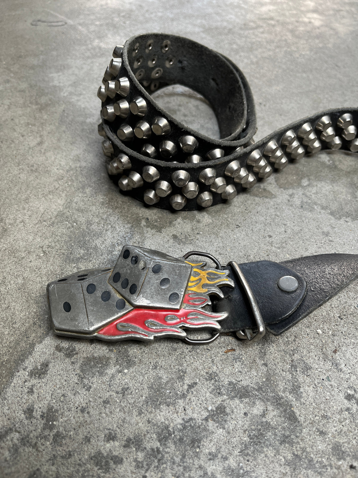 2000S VINTAGE FINE PEWTER FLAMING DICE BUCKLE STUDDED LEATHER BELT