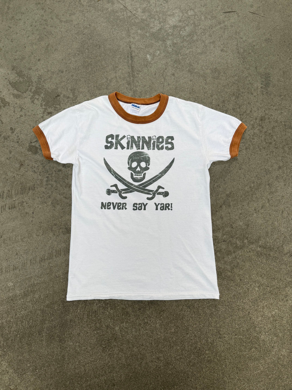 2000S SKINNIES "NEVER SAY YAR!" GRAPHIC RINGER TEE (S)