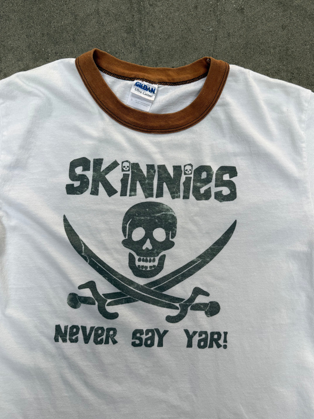 2000S SKINNIES "NEVER SAY YAR!" GRAPHIC RINGER TEE (S)