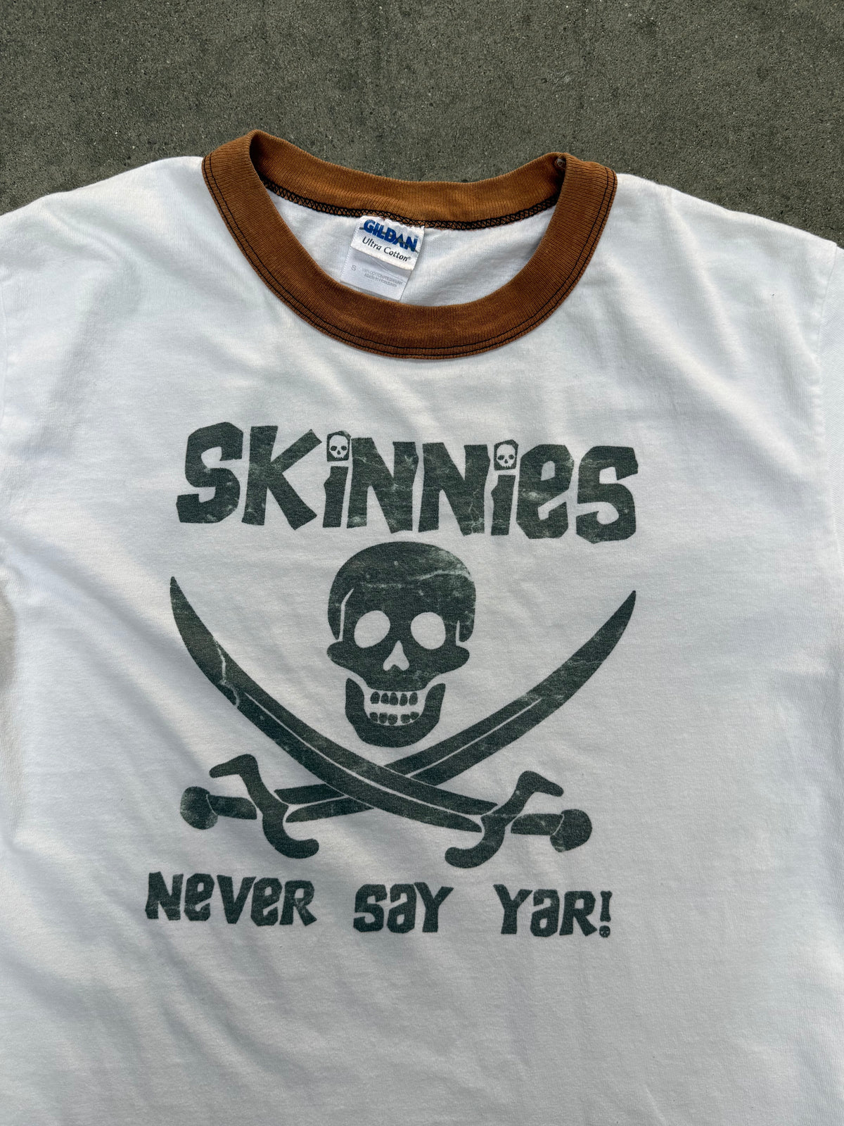2000S SKINNIES "NEVER SAY YAR!" GRAPHIC RINGER TEE (S)