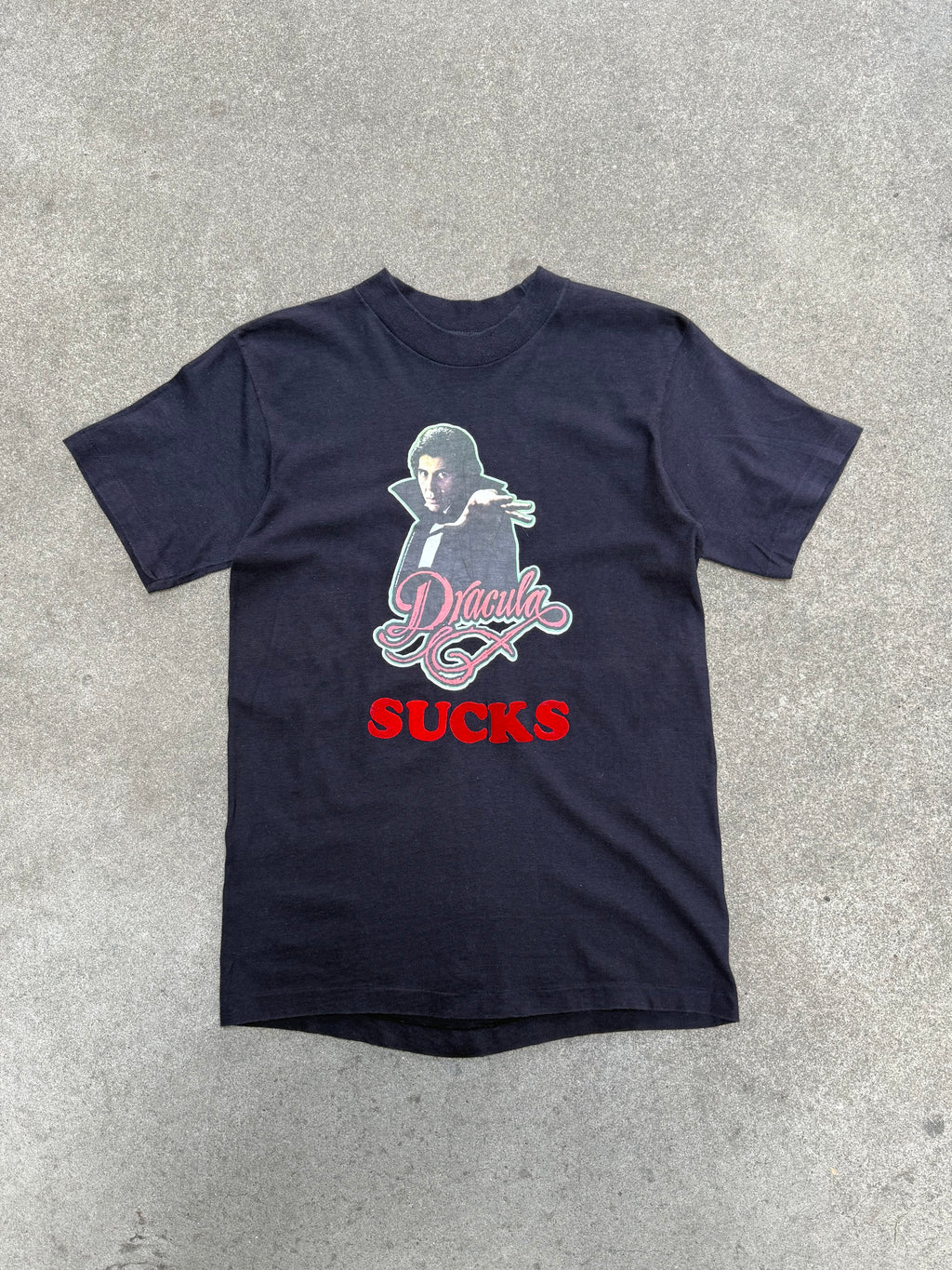 1979 VINTAGE UNIVERSAL STUDIOS "DRACULA SUCKS" MOVIE GRAPHIC TEE (M)