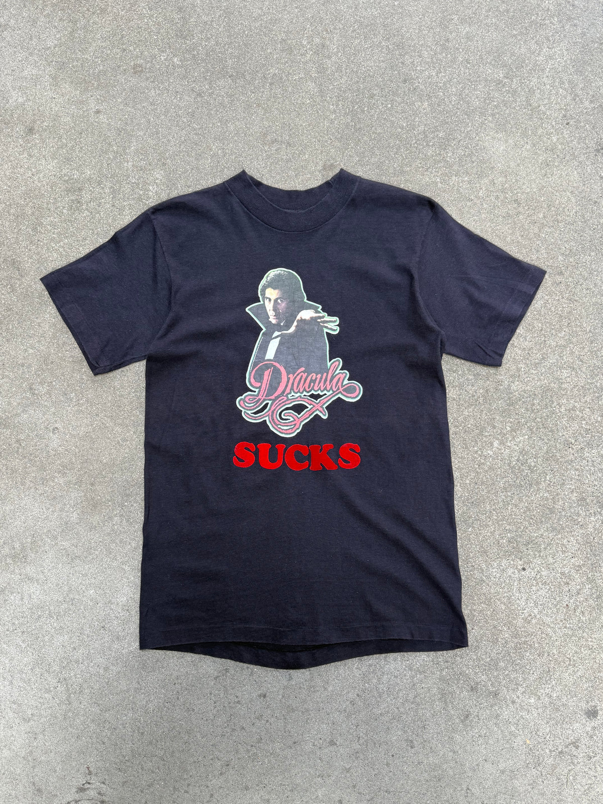 1979 VINTAGE UNIVERSAL STUDIOS "DRACULA SUCKS" MOVIE GRAPHIC TEE (M)
