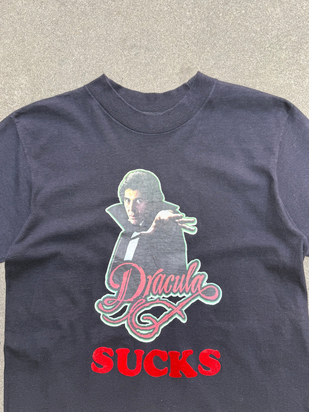 1979 VINTAGE UNIVERSAL STUDIOS "DRACULA SUCKS" MOVIE GRAPHIC TEE (M)