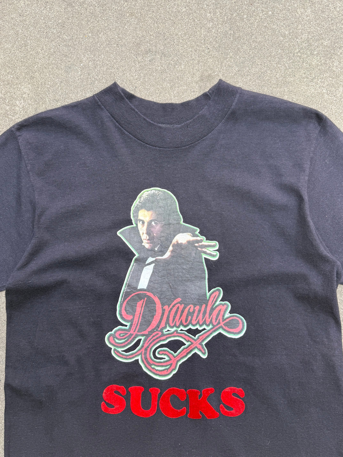 1979 VINTAGE UNIVERSAL STUDIOS "DRACULA SUCKS" MOVIE GRAPHIC TEE (M)