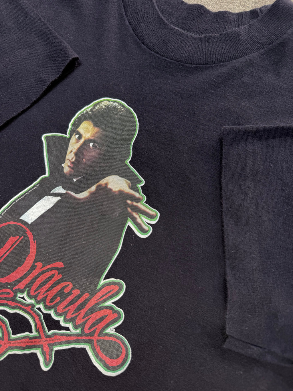 1979 VINTAGE UNIVERSAL STUDIOS "DRACULA SUCKS" MOVIE GRAPHIC TEE (M)