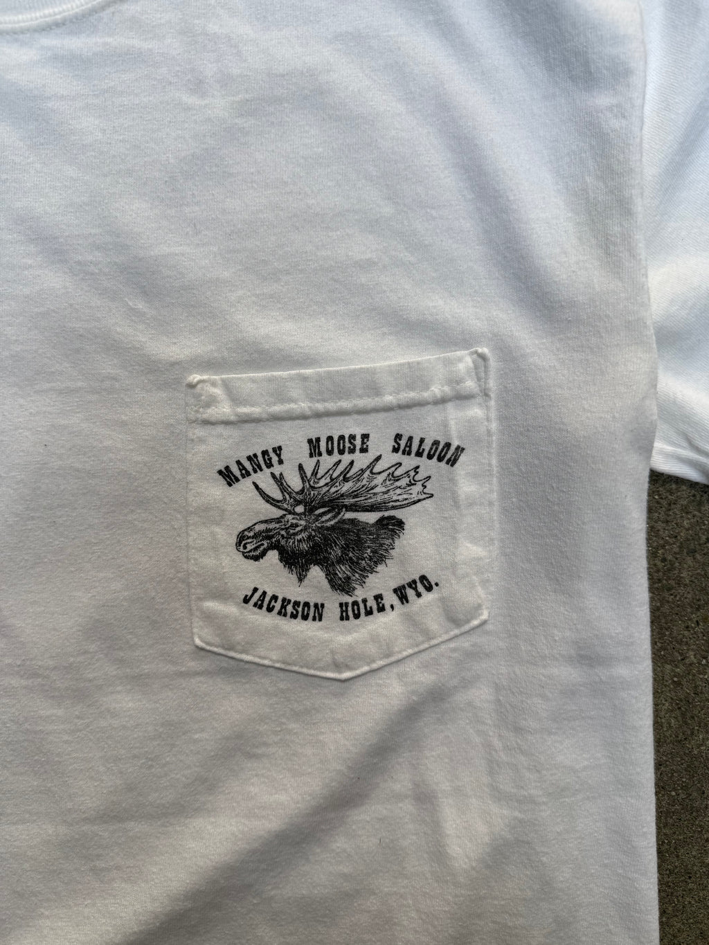 1990S VINTAGE MANGY MOOSE SALOON POCKET GRAPHIC TEE (M)