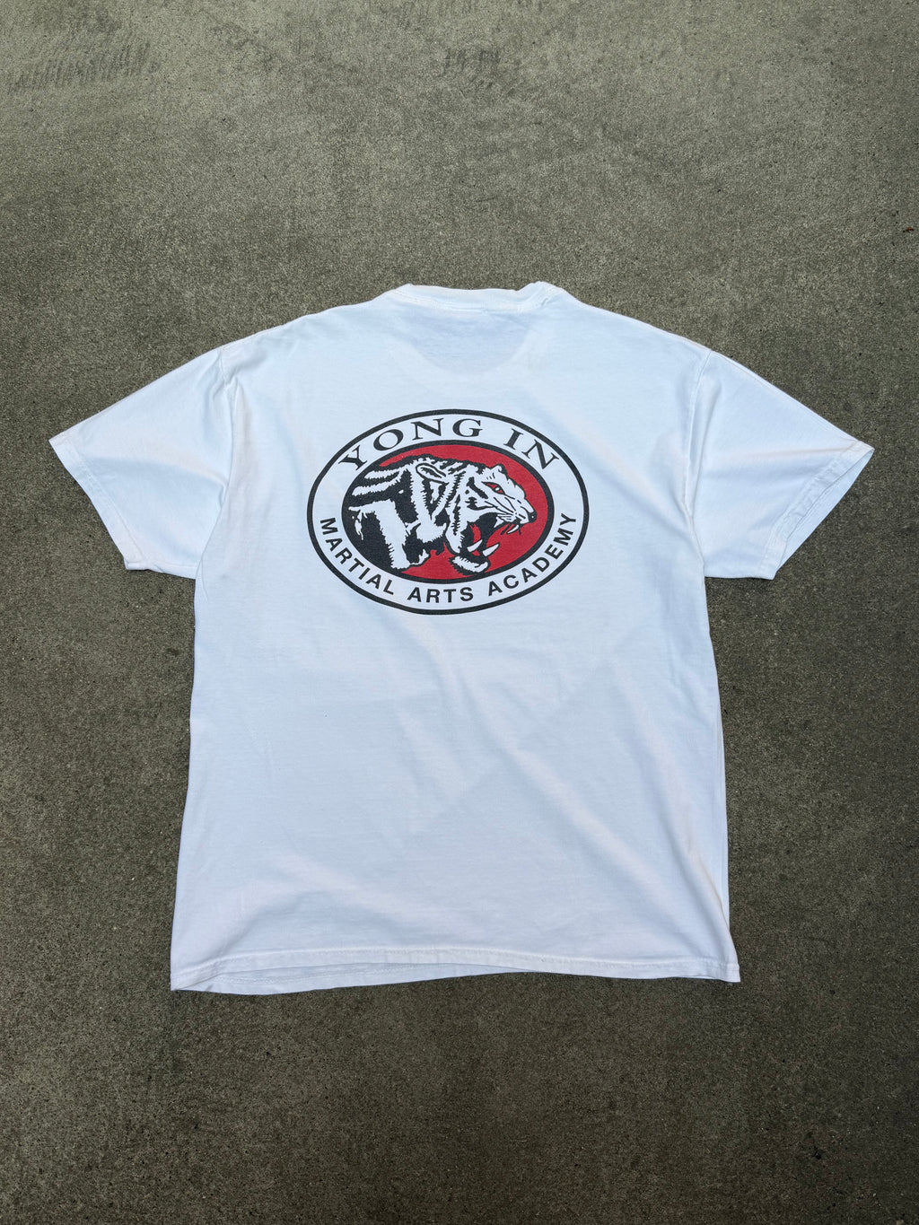 1982 VINTAGE YONG IN MARTIAL ARTS ACADEMY GRAPHIC TEE (L)