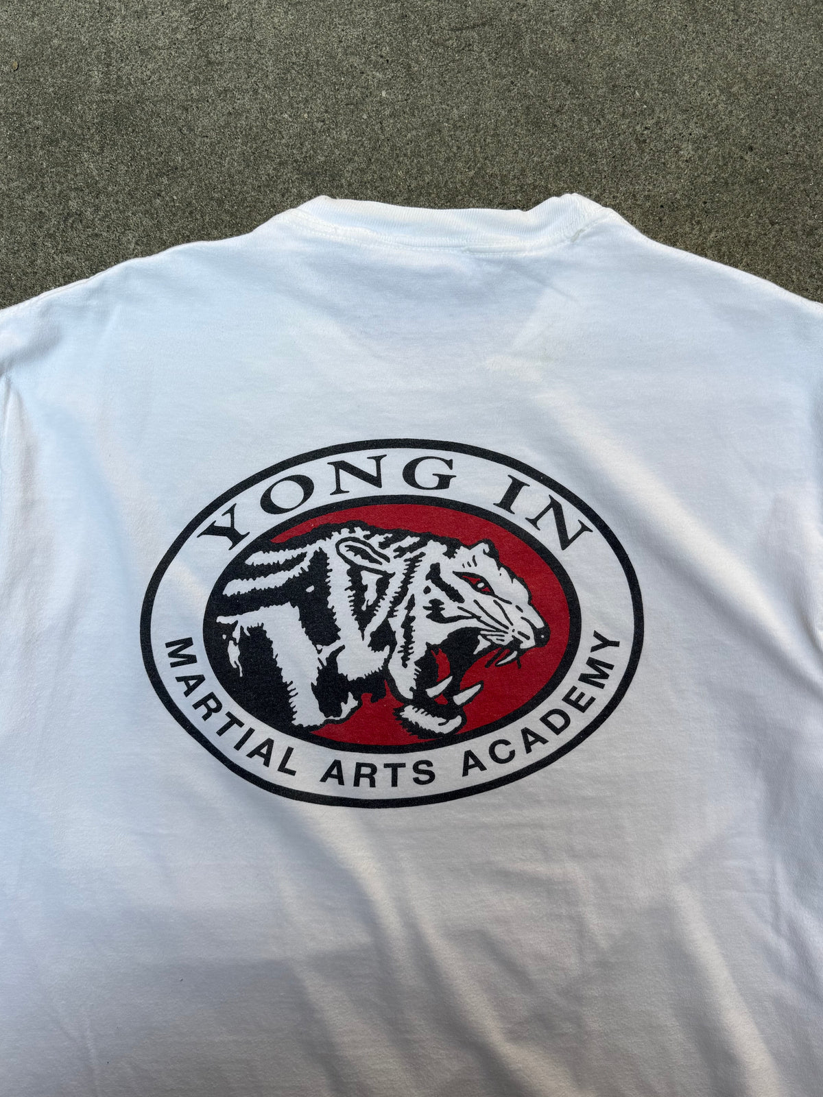 1982 VINTAGE YONG IN MARTIAL ARTS ACADEMY GRAPHIC TEE (L)