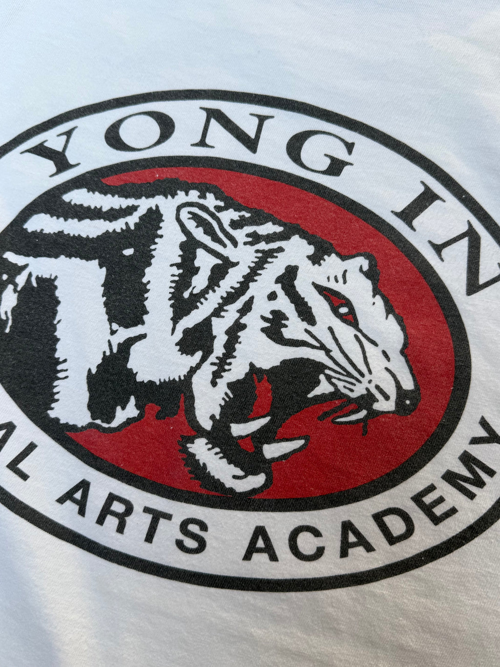 1982 VINTAGE YONG IN MARTIAL ARTS ACADEMY GRAPHIC TEE (L)