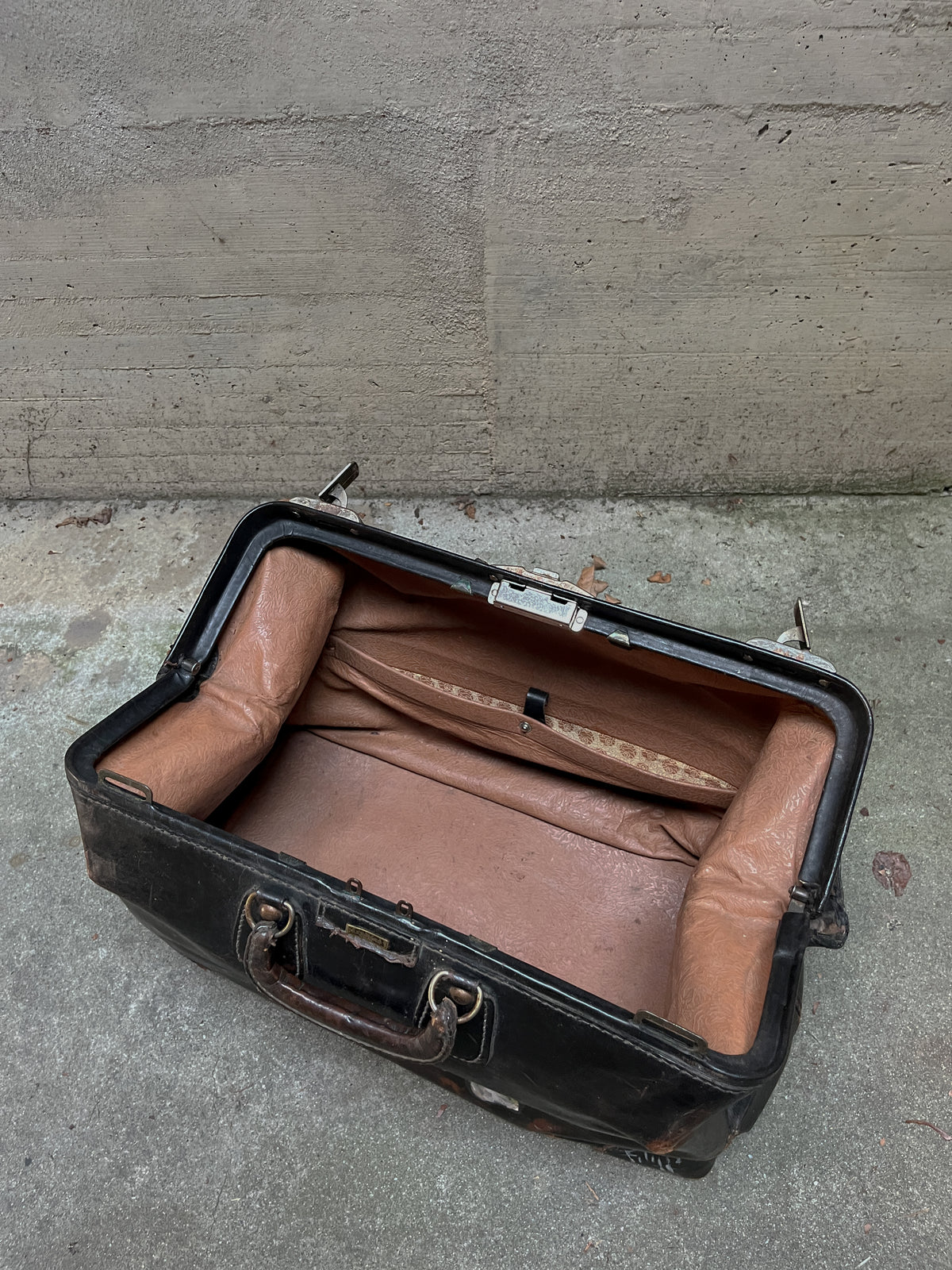 1930S EVELEIGH BAGGAGE HAND-PAINTED SKULL DOCTOR BAG