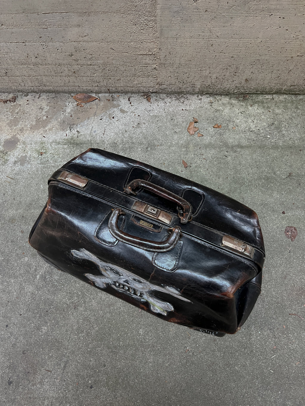 1930S EVELEIGH BAGGAGE HAND-PAINTED SKULL DOCTOR BAG