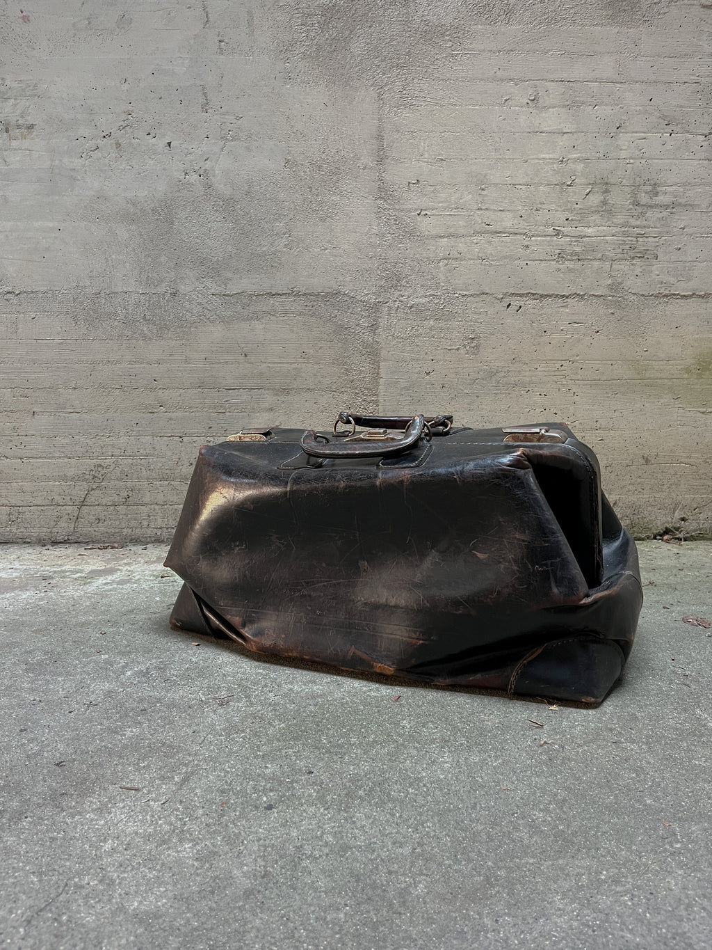 1930S EVELEIGH BAGGAGE HAND-PAINTED SKULL DOCTOR BAG