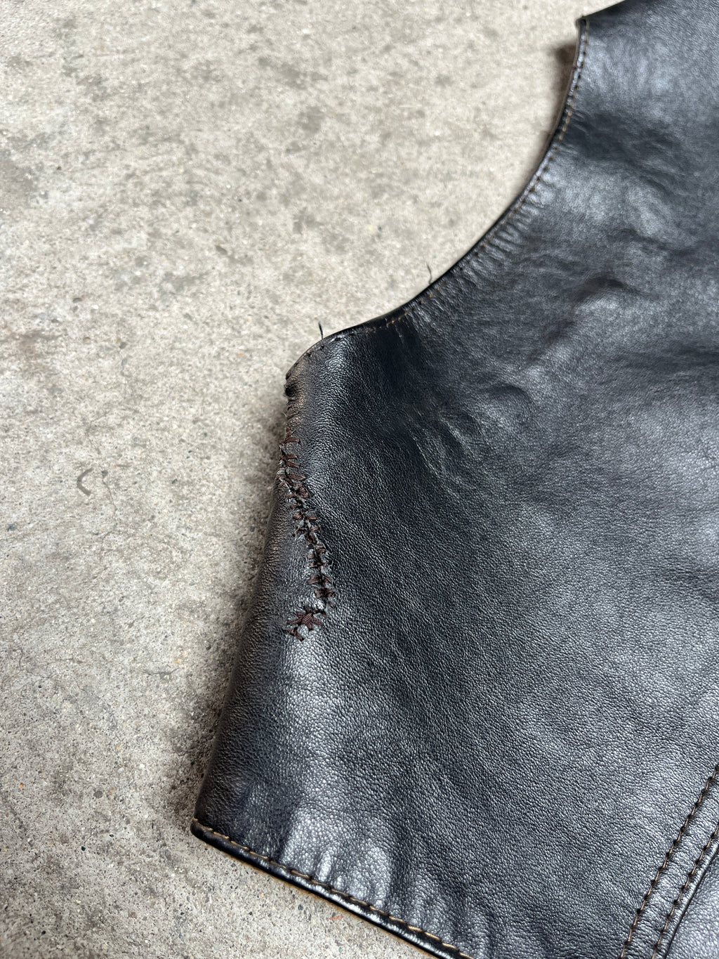 1970S VINTAGE LEATHER ZIP-UP BIKER VEST (54)