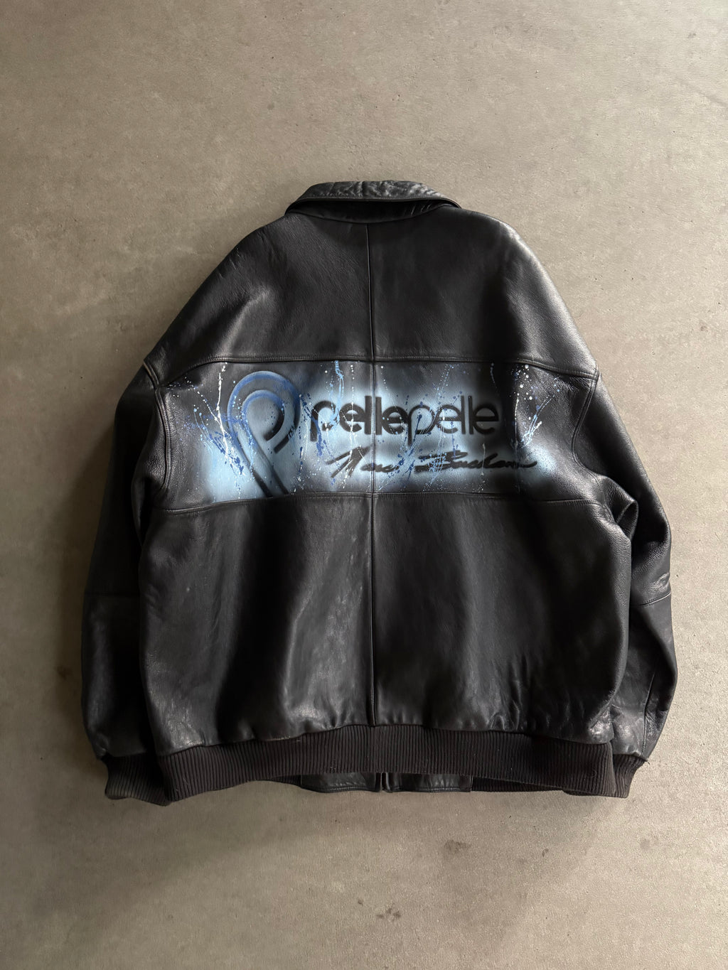 1990S PELLE PELLE GRAFFITI VINTAGE LEATHER JACKET (XXL)