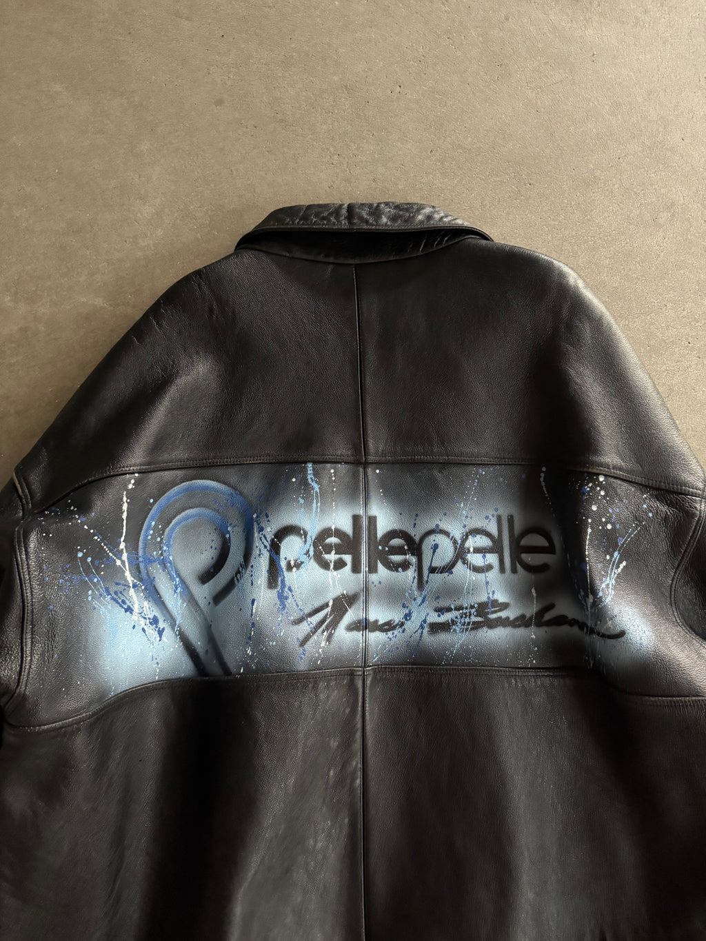 1990S PELLE PELLE GRAFFITI VINTAGE LEATHER JACKET (XXL)